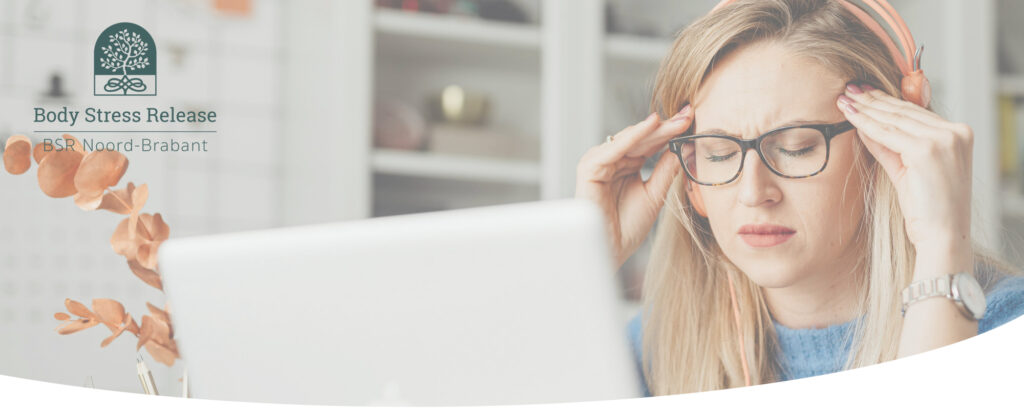 Ontdek hoe spanning loslaten en herstellen je kan helpen beter te bewegen en migraine te verminderen.