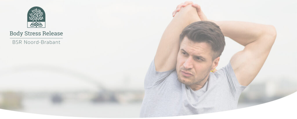 Man die weer met de schouder kan bewegen na een BSR behandeling.